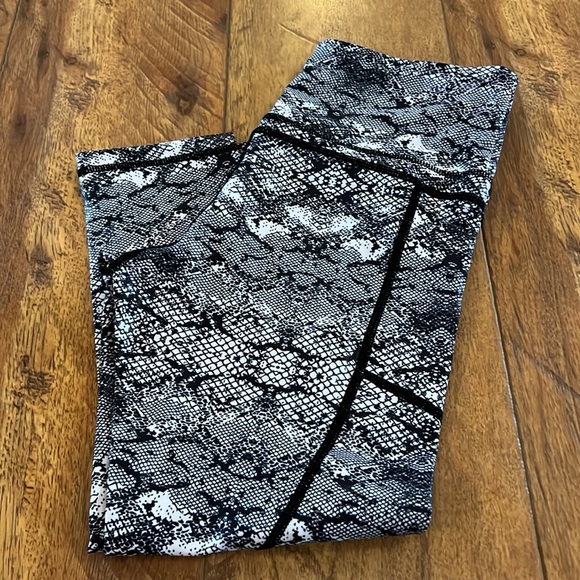 Zyia Active Cobra Metallic Pocket Light n Tight Hi-Rise Capri 6-8 - Picture 13 of 13